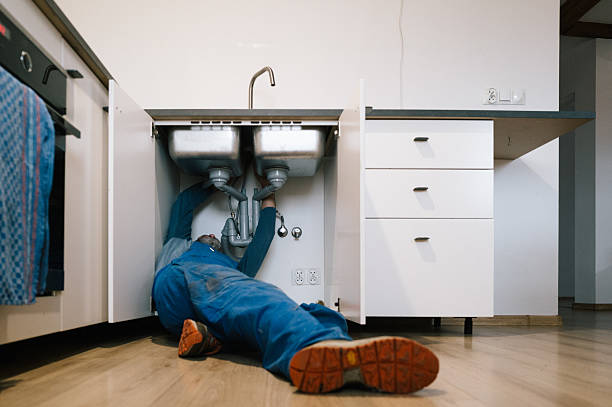 Professional Emergency Plumber technician working in Carson, CA